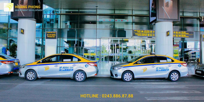 Xe taxi của hãng HP NOIBAI TAXI chờ đón khách tại sân bay Nội Bài