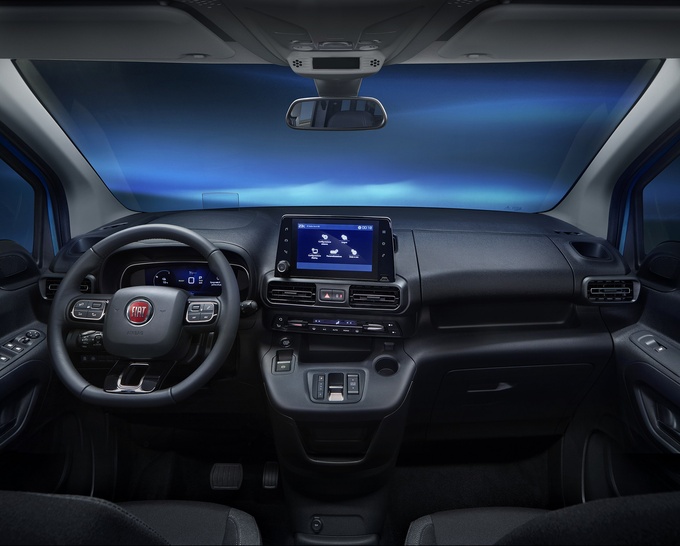 Fiat Doblo 2023 phiên bản chạy điện có khoang lái hiện đại, sử dụng hộp số bằng nút bấm

