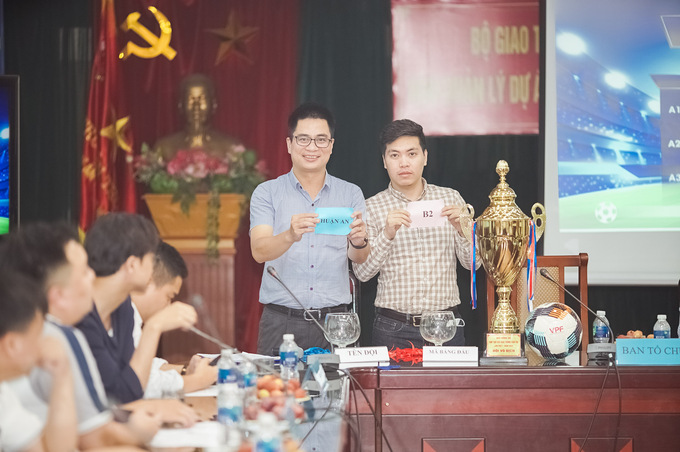 Đại diện đội bóng Thuận An bốc thăm vào mã B2