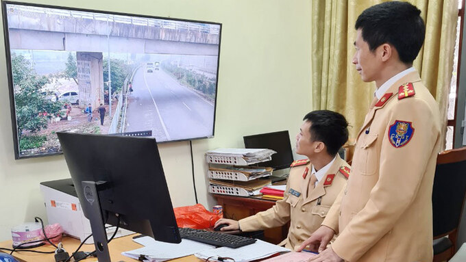 Lực lượng CSGT (Công an tỉnh Bắc Giang) tăng cường thu thập các lỗi vi phạm bằng hệ thống camara giám sát trên các tuyến đường huyết mạch để xử lý vi phạm giao thông.