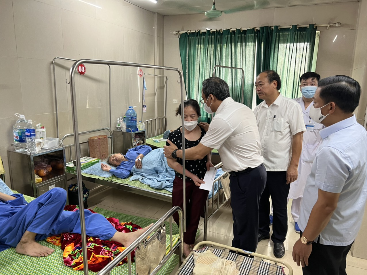 Đoàn công tác của Ủy ban ATGT Quốc gia thăm hỏi, động viên các nạn nhân tại bệnh viện đa khoa tỉnh Ninh Bình