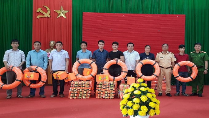 Đại diện các đơn vị trao áo phao, dụng cụ nổi cho chủ phương tiện thủy tại xã Sơn Hải, huyện Lục Ngạn.