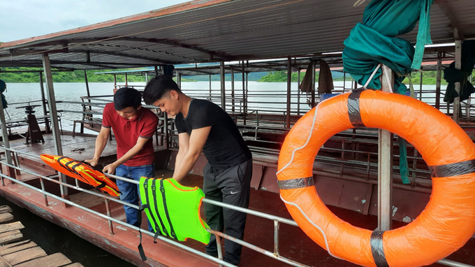 Chủ phương tiện bố trí áo phao, dụng cụ nổi phục vụ nhu cầu đi lại của người dân và khách du lịch tại khu vực lòng hồ Cấm Sơn, huyện Lục Ngạn.