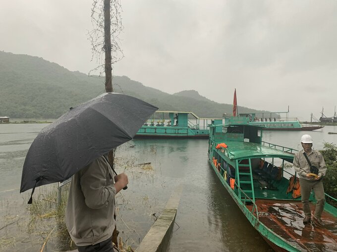 Đăng kiểm viên Chi cục Đăng kiểm số 1 kiểm định phương tiện thủy cỡ nhỏ chở khách tại tỉnh Sơn La 