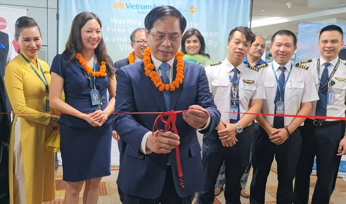Bộ trưởng bộ Ngoại giao Việt Nam Bùi Thanh Sơn và các đại biểu Ấn Độ, Việt Nam thực hiện nghi thức khai trương chuyến bay từ New Dehli, Ấn Độ