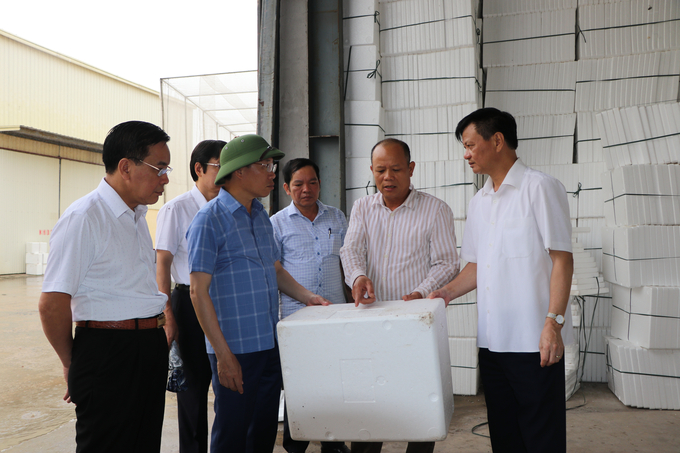 Chủ tịch tỉnh Bắc Giang Lê Ánh Dương thăm cơ sở sản xuất hộp xốp phục vụ đóng gói vải thiều tại thị trấn Chũ, huyện Lục Ngạn