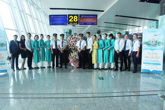 Tổ bay chụp ảnh lưu niệm trước khi chuyến bay VN5025 khởi hành từ Hà Nội đi New Dehli