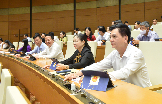 Các đại biểu tham gia biểu quyết Nghị quyết về chủ trương đầu tư Dự án đầu tư xây dựng đường Vành đai 4 - vùng Thủ đô Hà Nội

