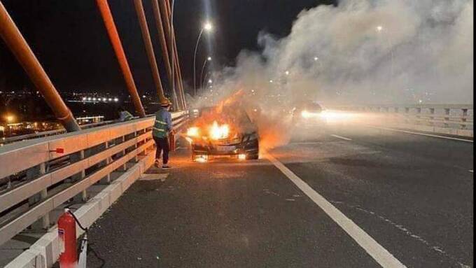 Xe Mercedes-Benz  tự cháy trên cầu Bạch Đằng – Quảng 