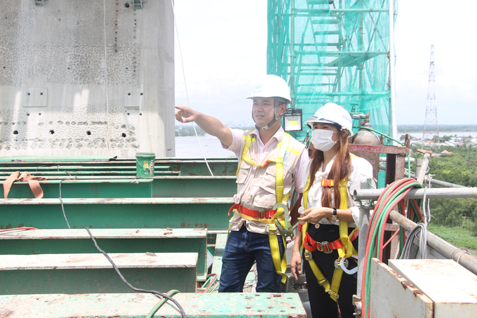 PV Mỹ Lệ tác nghiệp tại trụ tháp trên công trường cầu Mỹ Thuận 2