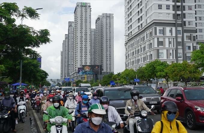 Những cao ốc với hàng chục nghìn căn hộ chung cư “góp phần” khiến tuyến đường Nguyễn Hữu Thọ (TP. Hồ Chí Minh) thường xuyên kẹt cứng