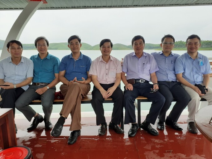 PV Huy Lộc (ngoài cùng, bên phải) trong chuyến công tác cùng lãnh đạo Cục Đường thủy nội địa Việt Nam, Cục Đăng kiểm Việt Nam