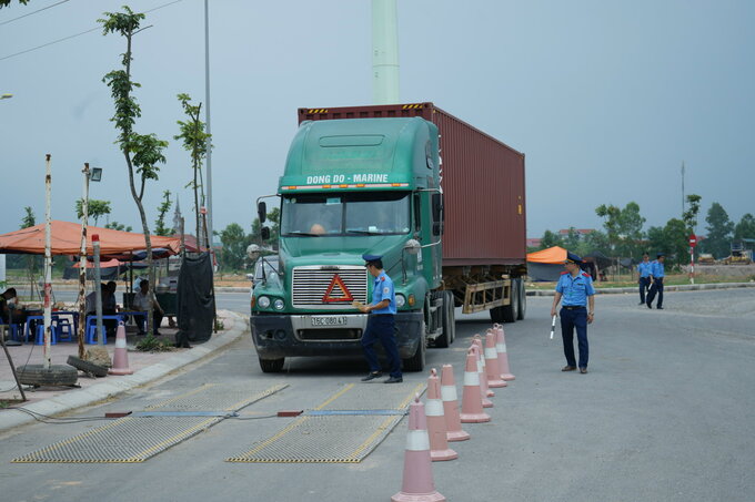 Lực lượng Thanh tra GTVT kiểm tra tải trọng phương tiện