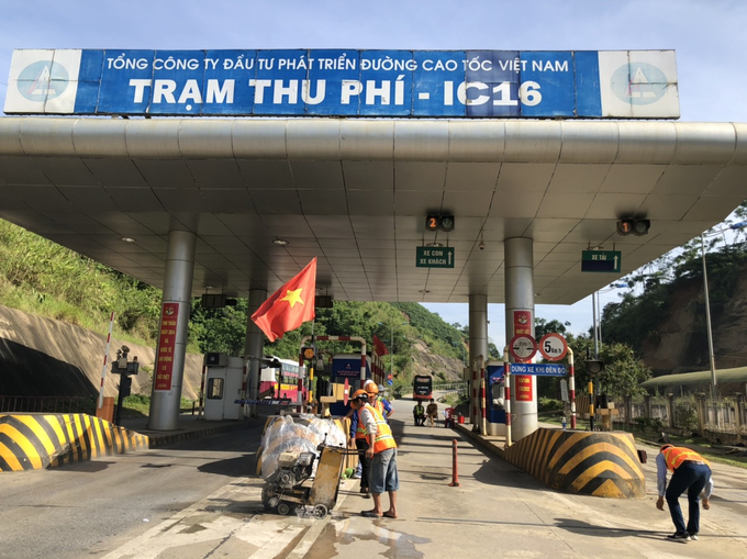Thi công hố móng giá long môn phục vụ thu phí ETC tại trạm thu phí IC16, tuyến cao tốc Nội Bài - Lào Cai