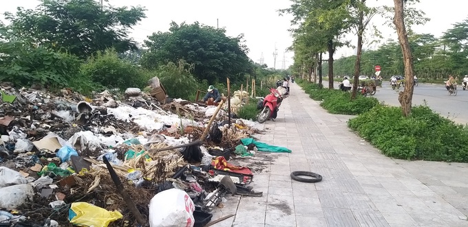 Dù chỉ dài hơn 2,5km nhưng phóng viên đếm được có gần 20 bãi rác to nhỏ mọc lên trên đại lộ Chu Văn An