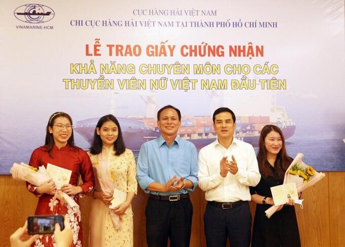 Lãnh đạo Cục Hàng hải Việt Nam trao Giấy chứng nhận cho 3 nữ thuyền viên tàu biển đầu tiên của Việt Nam