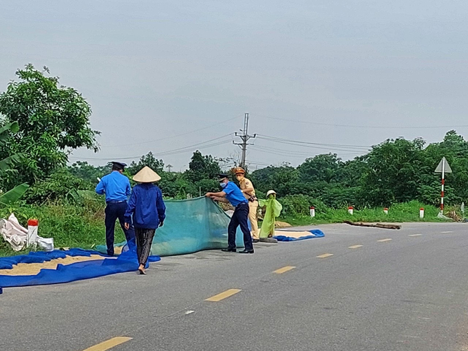 Đội Thanh tra GTVT huyện Phúc Thọ kiểm tra và nhắc nhở các hộ phơi thóc, lúa trên đường gây mất an toàn giao thông