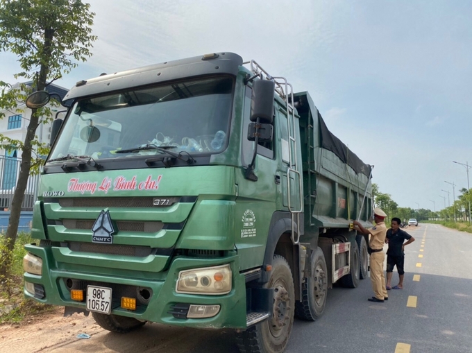 CSGT Lạng Sơn cương quyết xử lý dứt điểm tình trạng vi phạm về cơi nới thùng xe, chở hàng quá tải trọng, quá khổ giới hạn.
