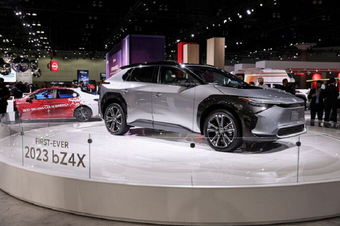 Xe bZ4X là mẫu xe điện đầu tiên của Toyota. Ảnh: Reuters

