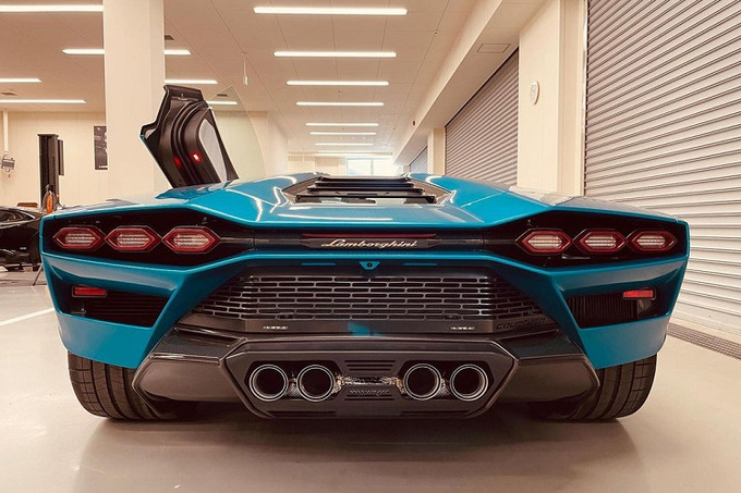 Thiết kế đuôi xe Lamborghini Countach LPI 800-4 2022

