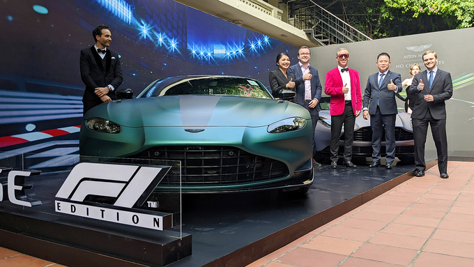 Lãnh đạo Đại Sứ Quán Anh và nhà phân phối Aston Martin trong lễ ra mắt siêu xe mới.