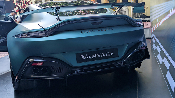 Siêu xe Aston Martin Vantage F1 Edition vừa được giới thiệu chính thức tại Việt Nam với giá 18,799 tỷ đồng.