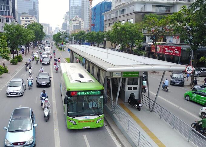Đường dành riêng BRT tuyến Kim Mã - Yên Nghĩa vẫn thường xuyên bị các phương tiện lấn làn trong mọi khung giờ. 
