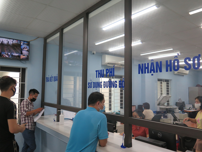 Làm thủ tục, nhận kết quả kiểm định xe ô tô tại Trung tâm Đăng kiểm xe cơ giới 29-02V Hà Nội.