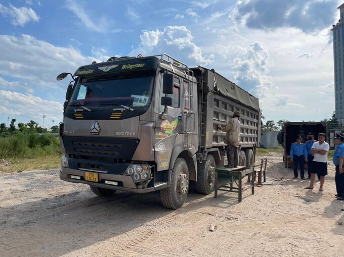 Tổ công tác đưa xe tải Howo BKS 29H-774.xx vào bãi xe ở Mỹ Đình thuộc địa bàn quận Nam Từ Liêm (Hà Nội) để tiến hành hạ tải, cắt bỏ phần thành thùng cơi nới