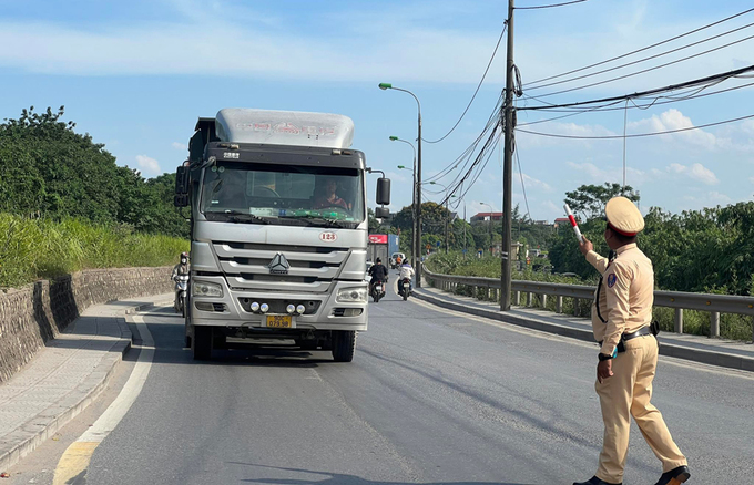 Đội CSGT số 14 kiểm tra xe vi phạm trên đê Nguyễn Khoái chiều 28/6.