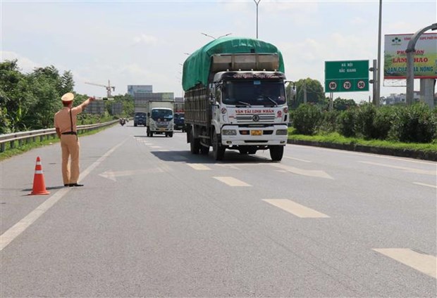 Lực lượng CSGT tỉnh Bắc Ninh triển khai các chốt kiểm tra, xử lý các phương tiện vi phạm về tải trọng và sử dụng rượu, bia khi tham gia giao thông.