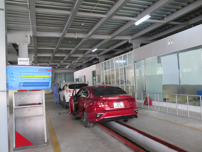 Bên trong nhà xưởng kiểm định tại Trung tâm Đăng kiểm xe cơ giới 29-30D Hà Nội.