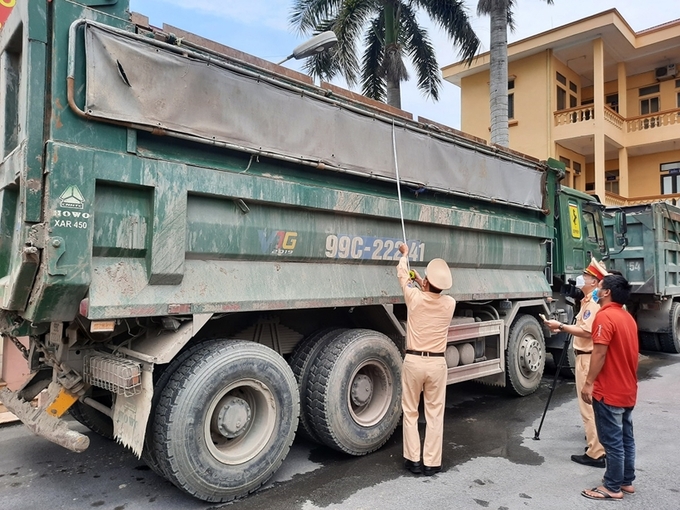 Lực lượng chức năng tỉnh Bắc Ninh đo tải trọng xe quá tải, quá khổ và kiên quyết xử lý các trường hợp vi phạm.