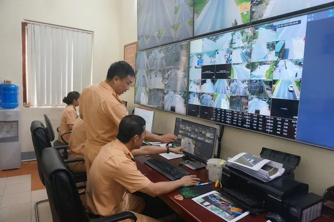 Bên cạnh việc tuần tra, kiểm soát, CSGT Công an tỉnh Lạng Sơn còn theo dõi phương tiện tham gia giao thông qua hệ thống camera giám sát.