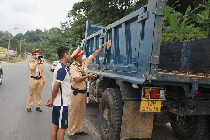 Lực lượng CSGT tỉnh Lạng Sơn kiểm tra thành, thùng xe phương tiện tham gia giao thông trên Quốc lộ 1A