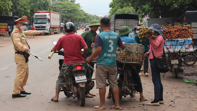 Lực lượng CSGT phân luồng giao thông tránh ùn tắc tại Thị trấn Chũ (huyện Lục Ngạn).