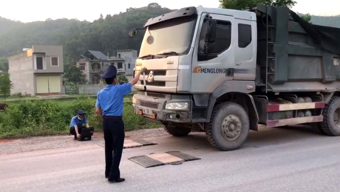 Thanh tra Giao thông (Sở GTVT) cân tải trọng xe trên tuyến quốc lộ 17 đi qua địa bàn huyện Yên Dũng, tỉnh Bắc Giang.