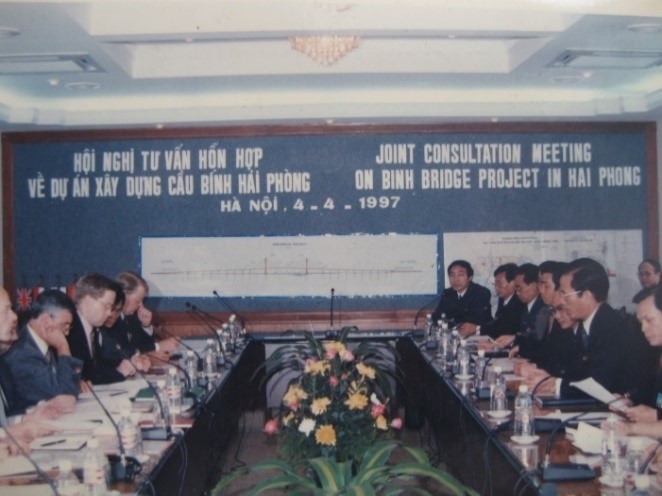 Ảnh 2: Sơ đồ kết cấu cầu Bính và toàn cảnh hội nghị ngày 04/4/1997 (ảnh do anh Phan Công Minh cung cấp)