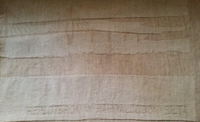 Ảnh 6: Một góc khăn trải bàn có dòng chữ “REPLOTBRON-RAIPPALUODON SILTA” (cầu Replotbron - Raippaluodon)