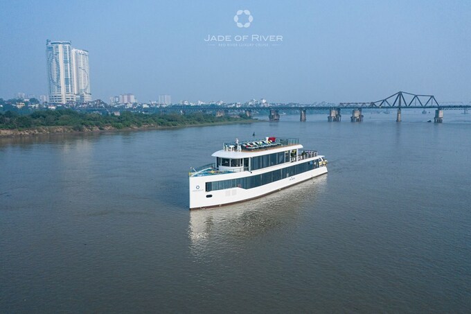 Phương tiện mang tên “Jade of River” và được quảng cáo là “du thuyền sông Hồng sang trọng đầu tiên tại Hà Nội”