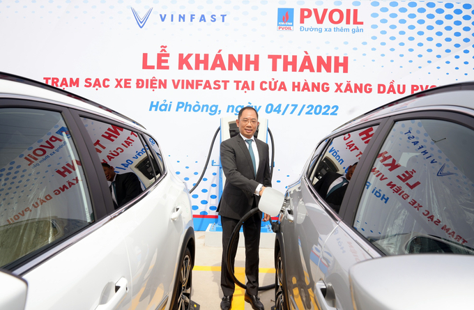 Ông Cao Hoài Dương - Chủ tịch Hội đồng Quản trị PVOIL  sạc thử xe VF34.