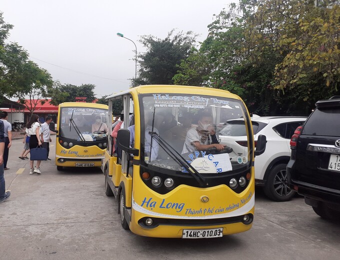 Xe điện 4 bánh chở người hoạt động tại TP. Hạ Long, tỉnh Quảng Ninh.