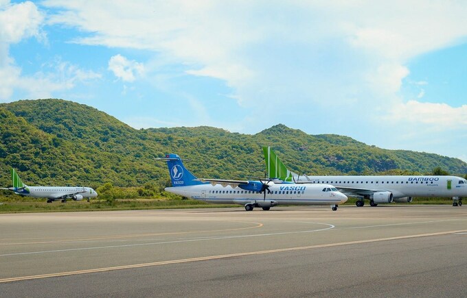 Sân bay Côn Đảo hiện chỉ có Vietnam Airlines và Bamboo Airways khai thác bằng các loại tàu bay ATR72 và Embraer E195. (Ảnh: Vietnam+)


