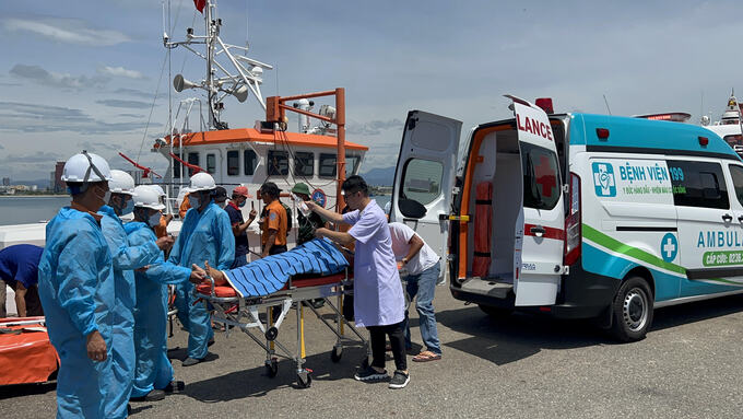 Lực lượng của Trung tâm Phối hợp tìm kiếm, cứu nạn hàng hải khu vực II phối hợp nhịp nhàng với ê kíp bác sỹ để cấp cứu, chăm sóc y tế cho người bị nạn