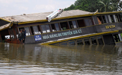 Nhà hàng du thuyền Dìn Ký chìm dưới sông Sài Gòn, 16 người phải bỏ mạng