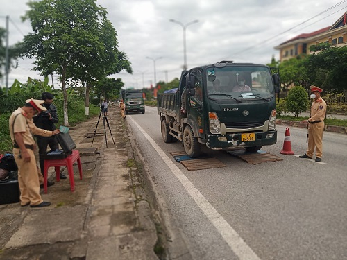 Lực lượng CSGT Lạng Sơn kiên quyết xử lý các trường hợp vi phạm về ATGT.