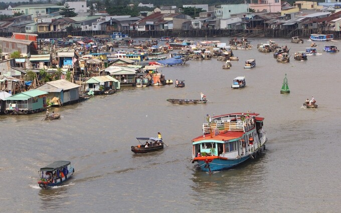 Sáng 9/7, giao thông thủy từ bến Ninh Kiều đến chợ nổi Cái Răng bị hạn chế để phục vụ diễu hành tàu du lịch - Ảnh: Hồng Phương