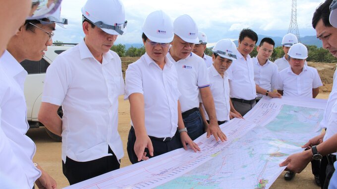 Đại diện doanh nghiệp dự án báo cáo tình hình triển khai thi công với Thứ trưởng Bộ GTVT Lê Anh Tuấn hôm 2/7/2022