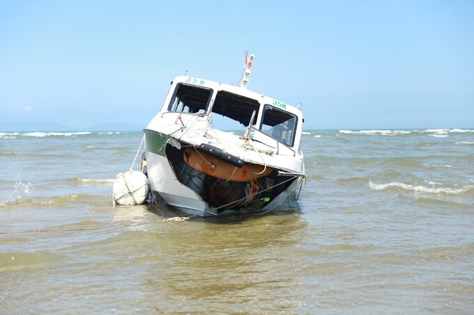 Con tàu cao tốc chìm trên biển Cửa Đại, Hội An khiến 17 người chết.