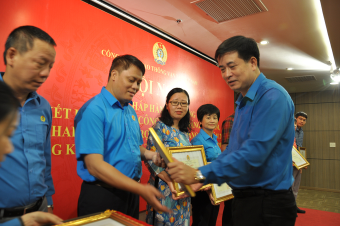 Ông Phạm Hoài Phương trao bằng khen cho các cá nhân, tập thể đạt thành tích cao.